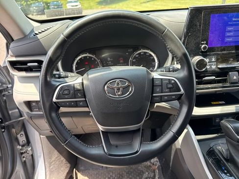 Used 2023 Toyota Highlander XLE AWD/4WD image 17