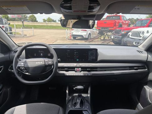 Used 2025 Kia K4 FWD image 32