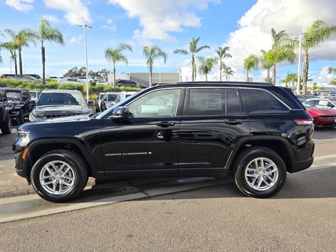 New 2025 Jeep Grand Cherokee Laredo image 2
