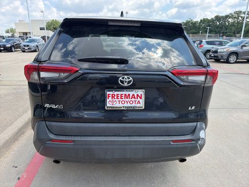 Used 2022 Toyota RAV4 LE FWD image 7