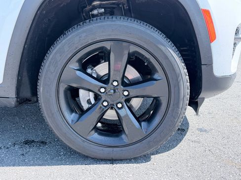 Used 2023 Jeep Grand Cherokee Altitude RWD image 32
