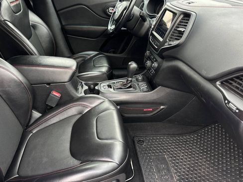 Used 2020 Jeep Cherokee Trailhawk w/ Technology Group AWD/4WD image 16