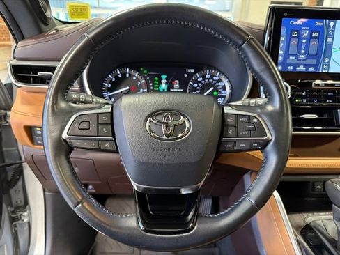 Used 2020 Toyota Highlander Platinum AWD/4WD image 16