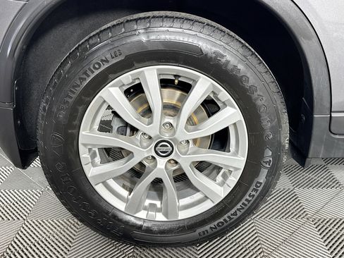 Used 2017 Nissan Rogue SV w/ SV Premium Package image 32