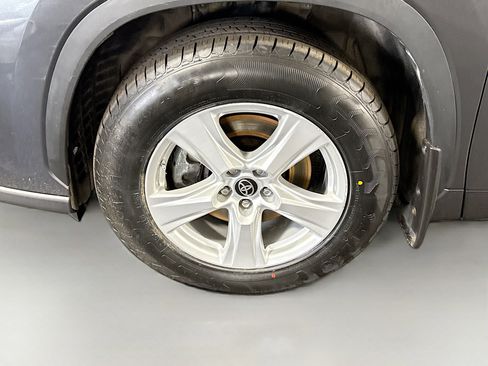Used 2023 Toyota Highlander L FWD image 38