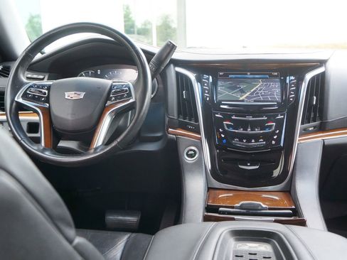 Used 2017 Cadillac Escalade ESV Luxury RWD image 29