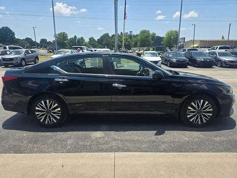 Used 2024 Nissan Altima 2.5 SV w/ SV Premium Package FWD image 6