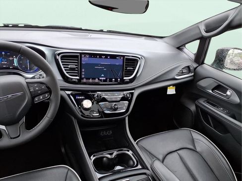 Used 2025 Chrysler Pacifica Limited FWD image 21