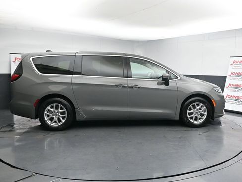 Used 2023 Chrysler Pacifica Touring-L image 9