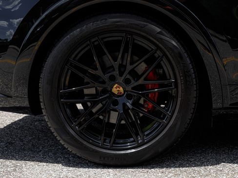 Used 2025 Porsche Cayenne GTS AWD/4WD image 14