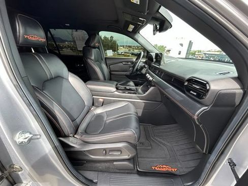 Used 2025 Honda Pilot TrailSport image 32