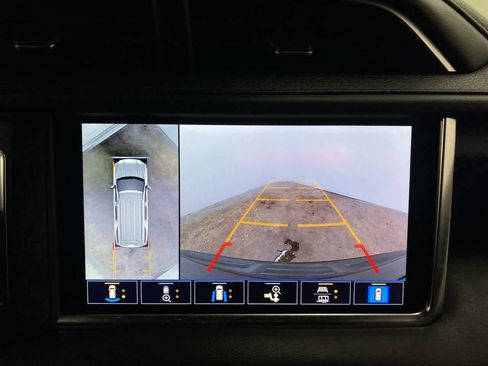 Used 2021 GMC Yukon XL Denali w/ Denali Premium Package image 24