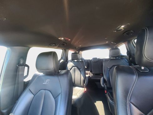 Used 2023 Chrysler Pacifica Touring-L w/ S Appearance Package image 10