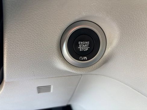 Used 2023 Chrysler Pacifica Touring-L FWD image 27