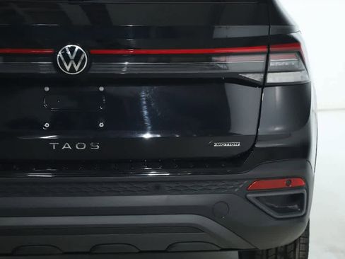Certified 2025 Volkswagen Taos SE image 46
