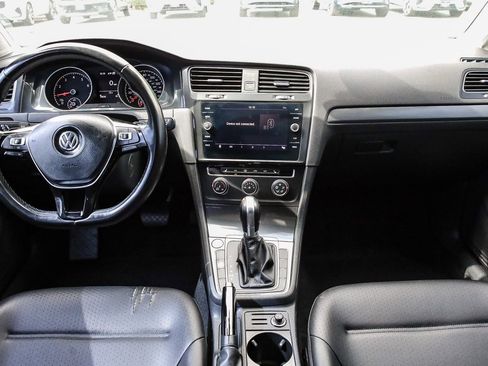 Used 2019 Volkswagen Golf SE image 12