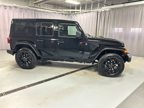 Used 2025 Jeep Wrangler Unlimited Sahara w/ Safety Group AWD/4WD image 8