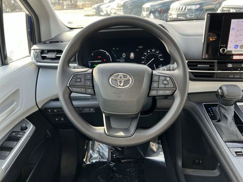 Used 2025 Toyota Sienna LE image 16