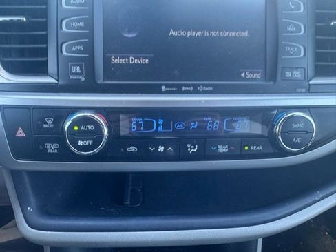 Used 2017 Toyota Highlander Limited w/ Carpet Mat Package image 28