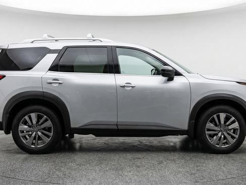Used 2025 Nissan Pathfinder SV FWD image 11