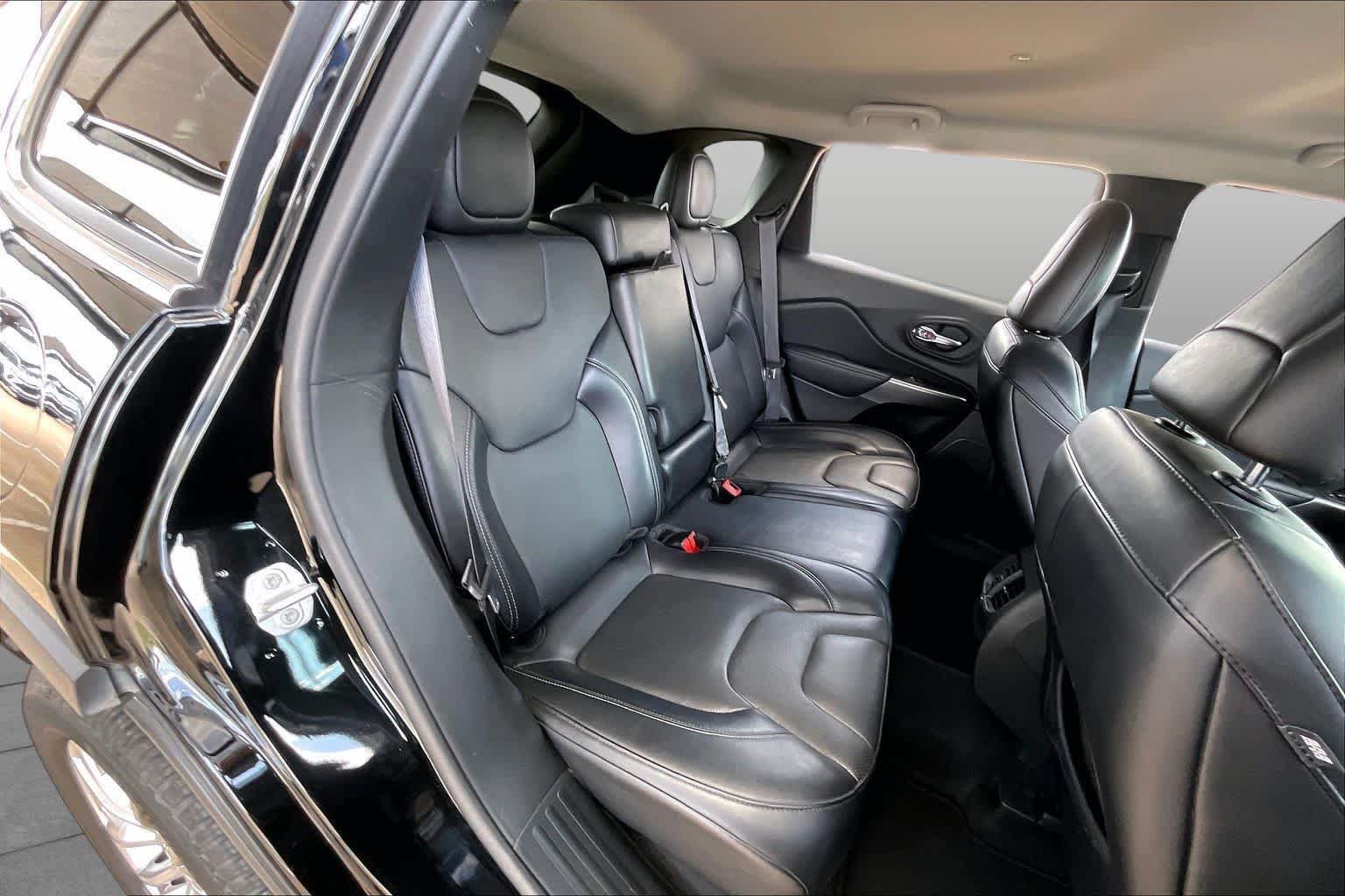 Used 2021 Jeep Cherokee Latitude Lux w/ Comfort/Convenience Group AWD/4WD image 19