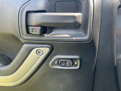 Used 2014 Jeep Wrangler Unlimited Rubicon AWD/4WD image 18