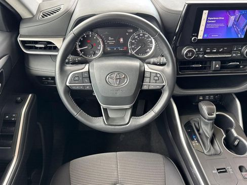 Used 2025 Toyota Highlander LE FWD image 29