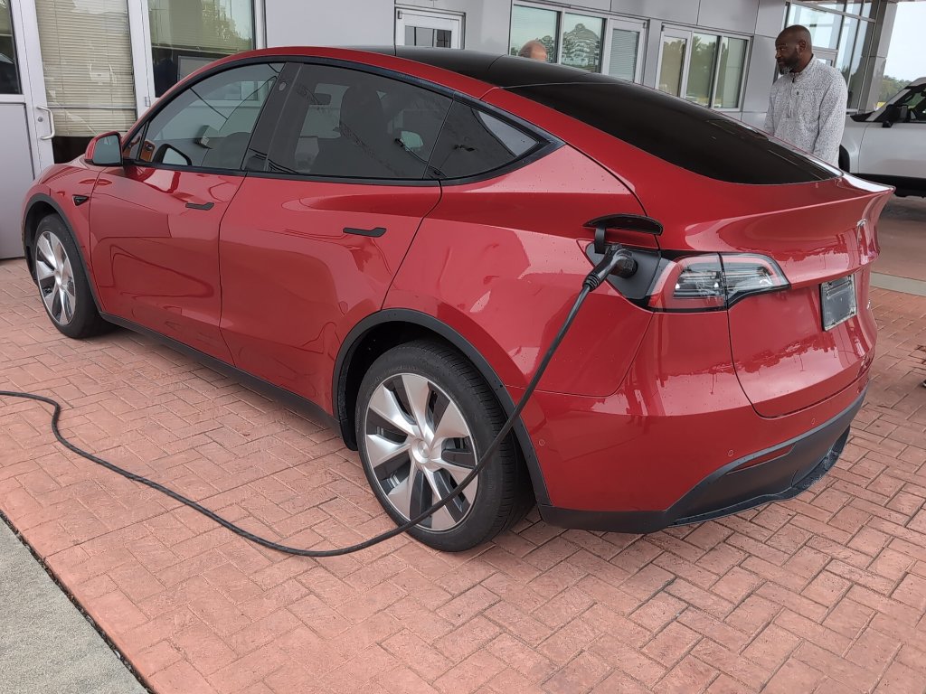 Used 2022 Tesla Model Y Long Range AWD/4WD image 2