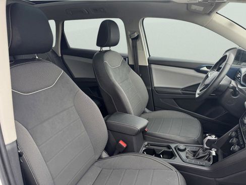 Used 2024 Volkswagen Taos SE w/ Panoramic Sunroof Package image 14