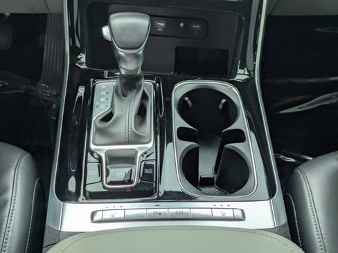 Used 2024 Kia Carnival EX FWD image 20