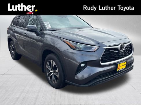 Used 2024 Toyota Highlander XLE image 1