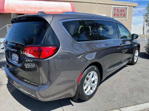 Used 2017 Chrysler Pacifica Touring-L Plus w/ Tire & Wheel Group image 7