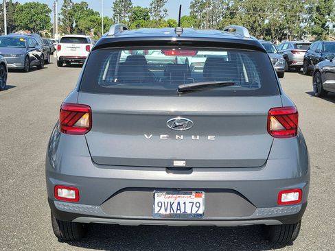 Certified 2025 Hyundai Venue Limited FWD image 4