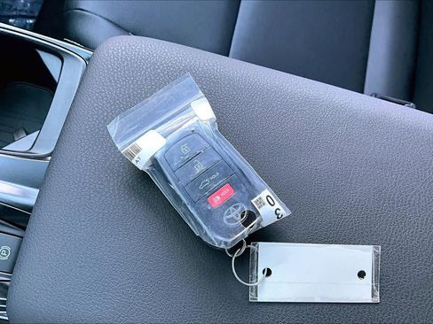 Used 2026 Toyota Camry XLE w/ Convenience Package image 14