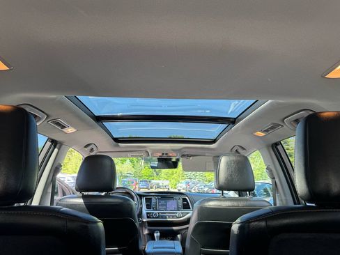 Used 2019 Toyota Highlander Limited Platinum AWD/4WD image 31