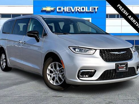 Used 2024 Chrysler Pacifica Touring-L image 1