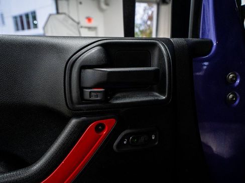 Used 2018 Jeep Wrangler Unlimited Sahara image 31