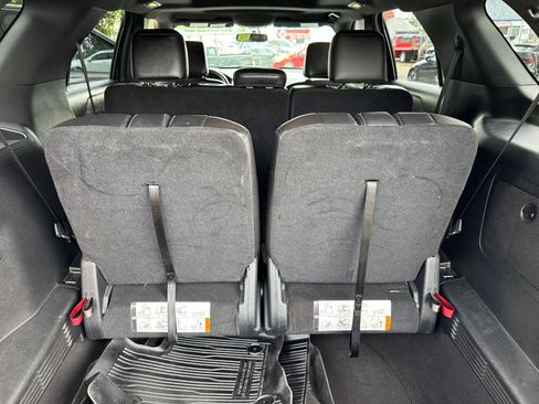 Used 2018 Ford Explorer XLT w/ Equipment Group 202A FWD image 18