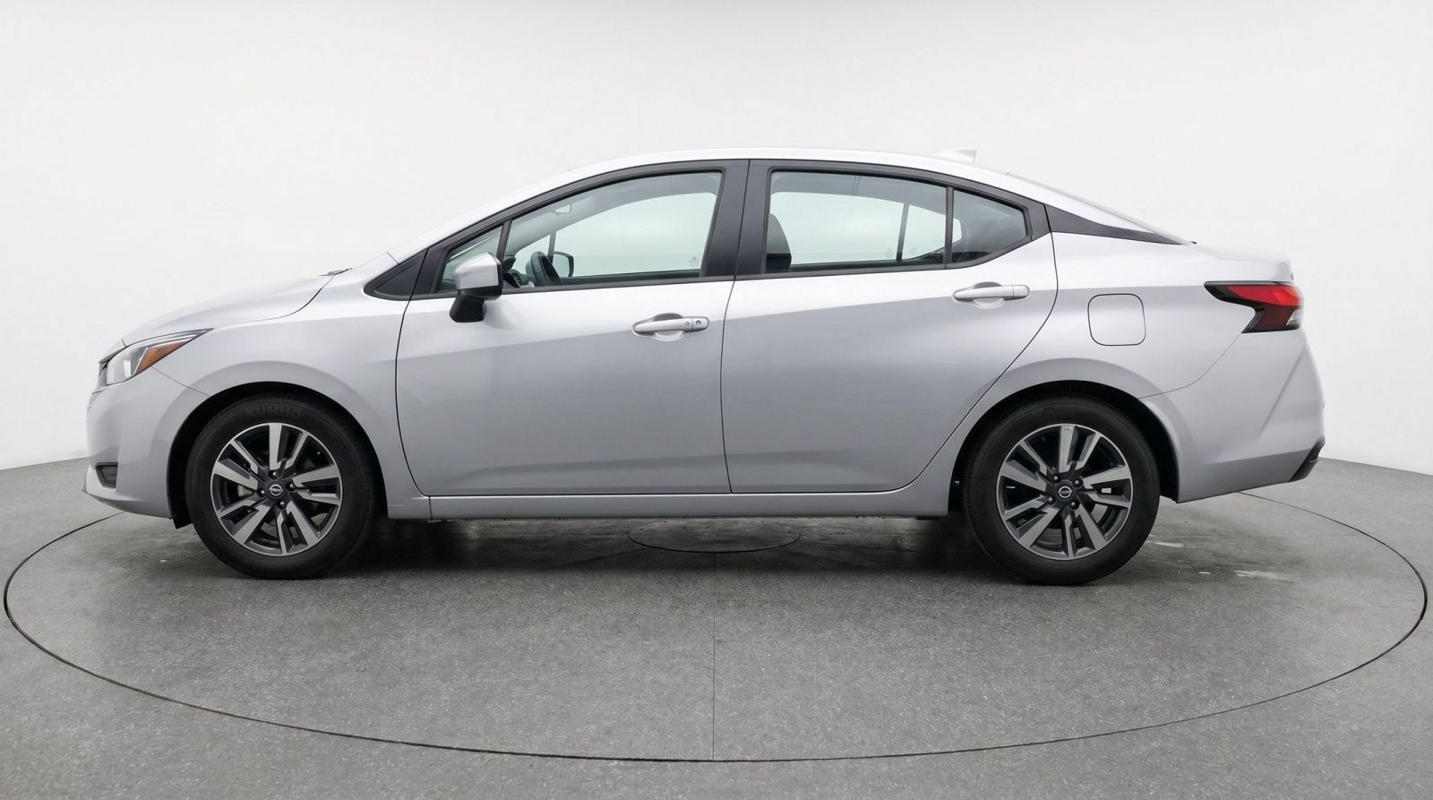 Used 2025 Nissan Versa SV FWD image 4