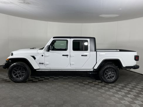 Used 2025 Jeep Gladiator Sport image 3