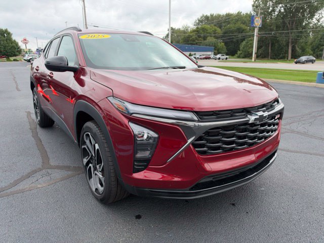 Used 2025 Chevrolet Trax RS w/ Driver Confidence Package FWD image 4