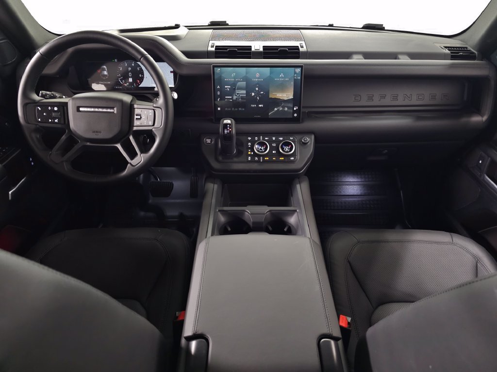 Used 2025 Land Rover Defender 110 X-Dynamic SE AWD/4WD image 13