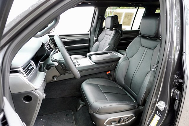 Used 2026 Jeep Grand Wagoneer Limited AWD/4WD image 17
