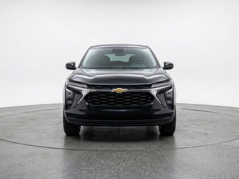 Used 2025 Chevrolet Trax LT w/ LT Convenience Package FWD image 2