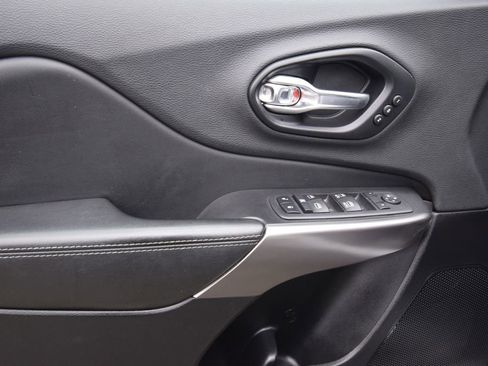 Used 2019 Jeep Cherokee Limited image 26