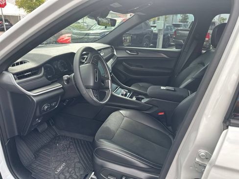 Used 2025 Jeep Grand Cherokee Altitude AWD/4WD image 12