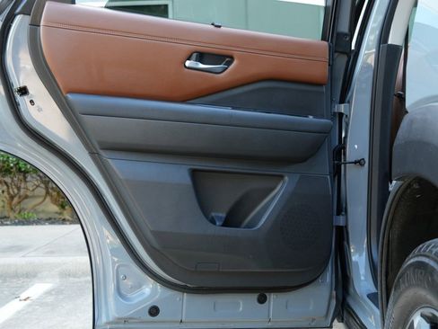 Used 2023 Nissan Pathfinder Platinum FWD image 39