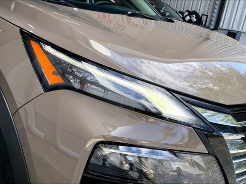 Used 2025 Nissan Rogue SV FWD image 24