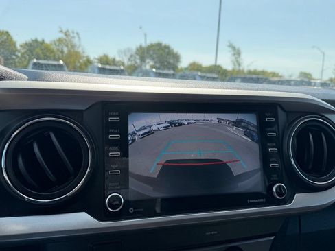 Used 2020 Toyota Tacoma SR5 RWD image 17