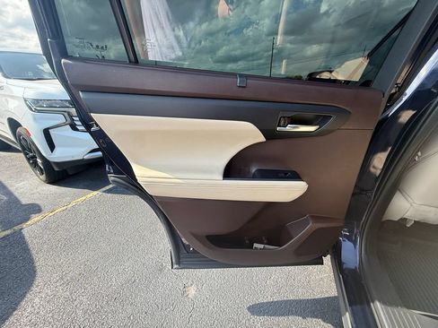 Used 2020 Toyota Highlander XLE AWD/4WD image 18
